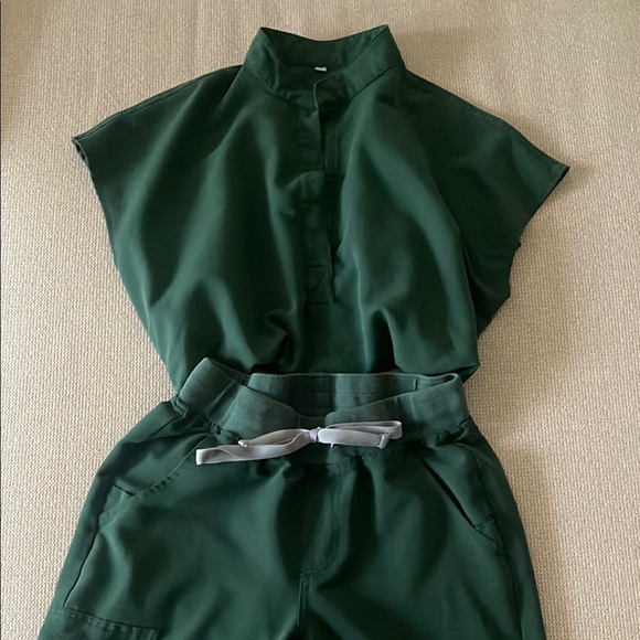 Green Women’s Scrub Set - Picture 2 of 4